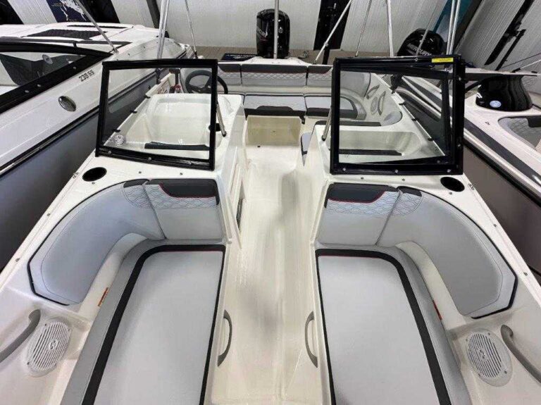 2025 Bayliner M17 - Full Windshield US-BLBX1120F425 [photo 13]